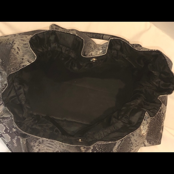 Lg Silver/ Snake Look Tote Bag. DSW Never Used - Picture 3 of 3